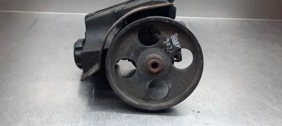 Peugeot 206 CC Power steering pump 9639650880