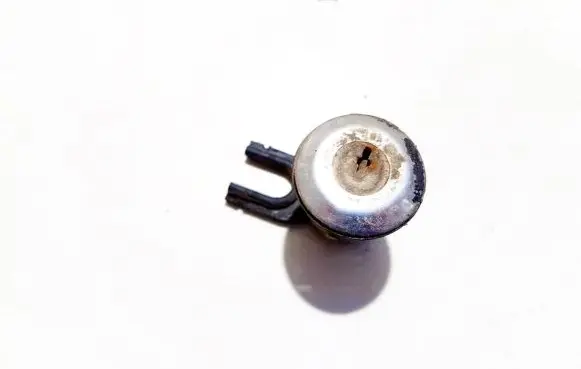 Citroen Xsara Picasso Front door lock (next to the handle) 