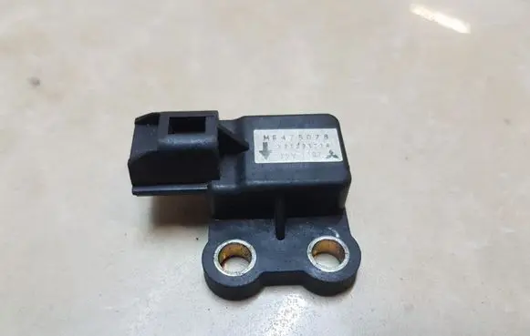 Mitsubishi Pajero Sport I Airbag deployment crash/impact sensor MR475078