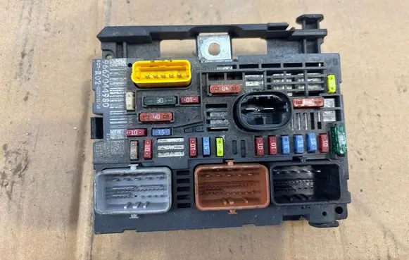 Citroen C4 I Picasso Fuse module 9667044980