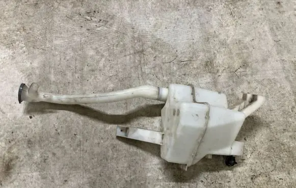 Nissan Cube Z12 Windshield washer fluid reservoir/tank