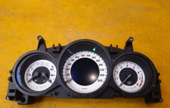 Mercedes-Benz E W212 Speedometer (instrument cluster) A2129000725