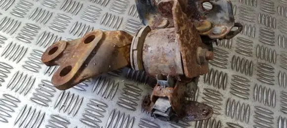 Mazda 323 F Engine mount bracket