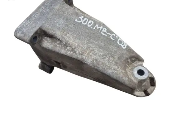 Engine mounting bracket