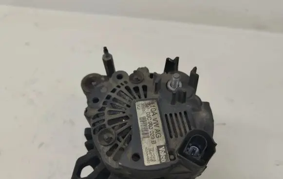 Volkswagen Golf V Generator/alternator 03C903023B