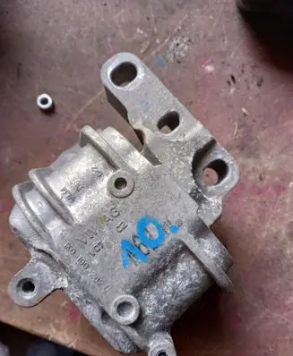 Volkswagen Caddy Engine mount bracket 1K0199262L