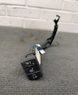 Toyota Auris E180 Seat heating switch R191698