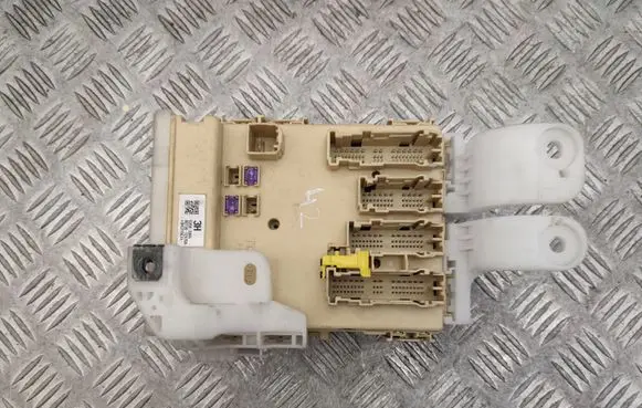 Toyota Auris E180 Fuse box set 8273012X70A