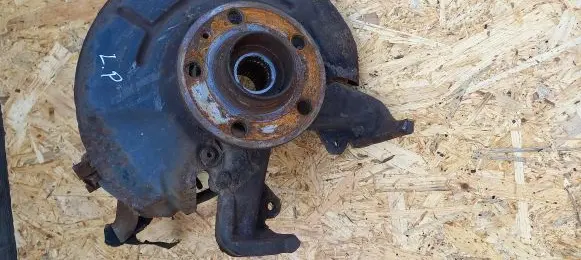 Volkswagen Polo IV 9N3 Front wheel hub spindle knuckle