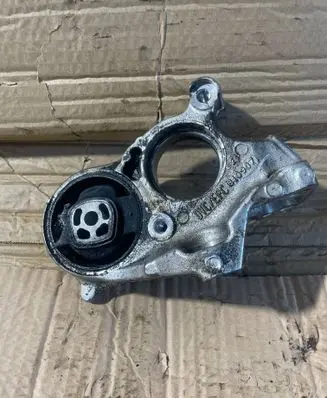 Peugeot 308 Engine mount bracket 810907