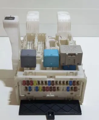 Toyota Prius (XW20) Fuse module 401170353 1796 8611