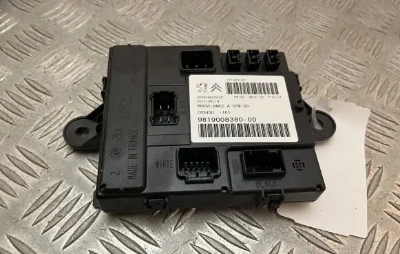 Peugeot 5008 II Tailgate/trunk control unit/module 9819008380
