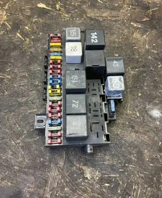 Volkswagen PASSAT B2 Fuse module 171941813D 171941821D