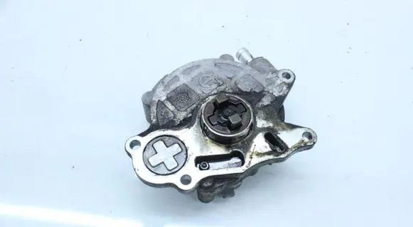 Volkswagen Golf VI Vacuum pump 03L145100