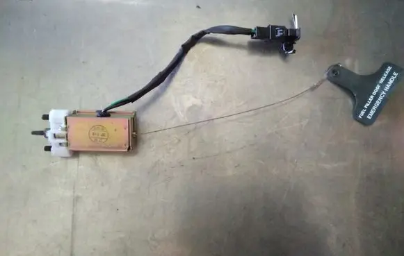 Fuel tank cap lock