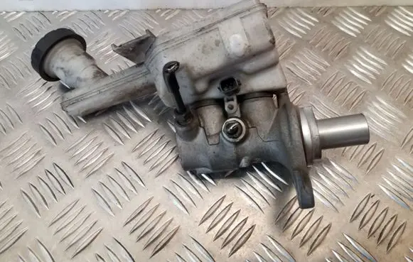 Nissan Juke I F15 Master brake cylinder 32070587