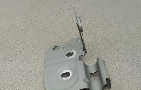 Audi Q7 4M Fender mounting bracket 4M0821168