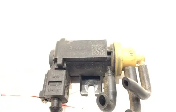 Volkswagen PASSAT B8 Fuel pressure regulator 04L131051F