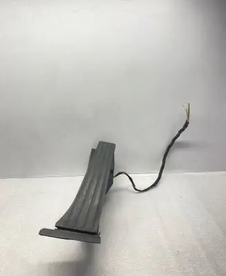 Accelerator throttle pedal
