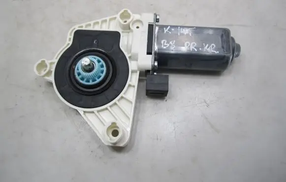 Volkswagen PASSAT B8 Front door window regulator motor 5Q4959801B 1036C22942100 160430241035
