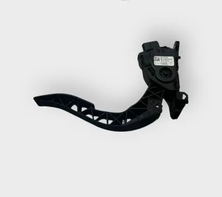 Accelerator throttle pedal
