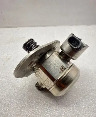 BMW X5M F85 Fuel injection high pressure pump 0261520293 7017010827