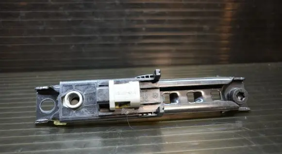 Opel Mokka Seat belt adjustment rail 13585757