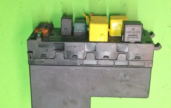 Mercedes-Benz CLK A208 C208 Fuse module 2085450132 302530