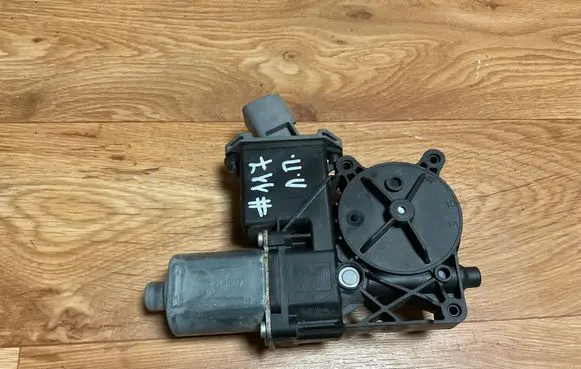 Opel Insignia A Front door window regulator motor 13302457 966431103