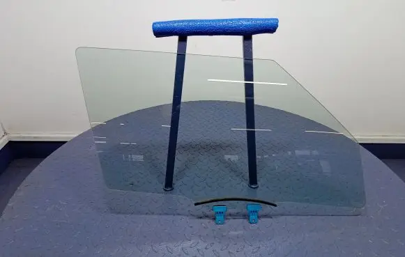 Suzuki Swift III Front door window glass four-door
