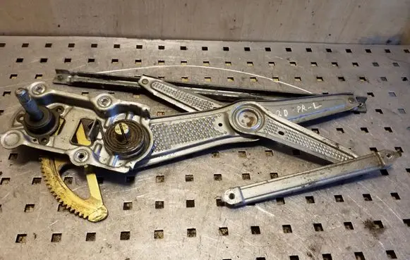 Toyota Yaris Front door manual window regulator 
