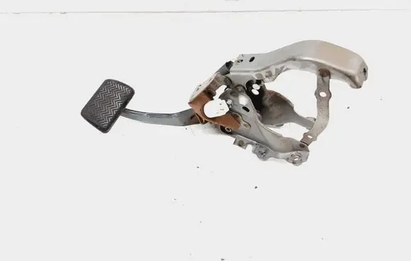 Toyota RAV 4 (XA40) Brake pedal