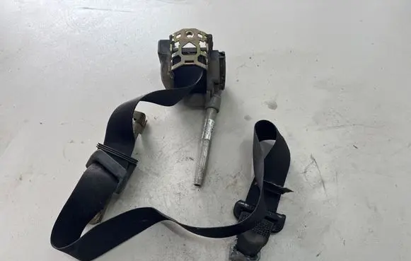 Mercedes-Benz E W124 Front seatbelt 19572