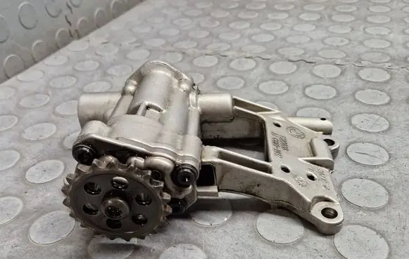 BMW 5 E60 E61 Oil pump 7789838