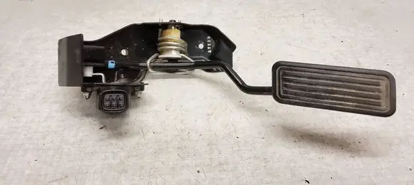 Toyota Avensis T250 Accelerator throttle pedal 8928152021 1983003041