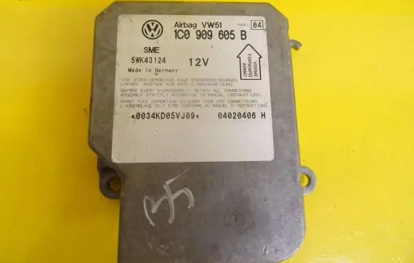 Volkswagen PASSAT B5 Airbag control unit/module 1C0909605B