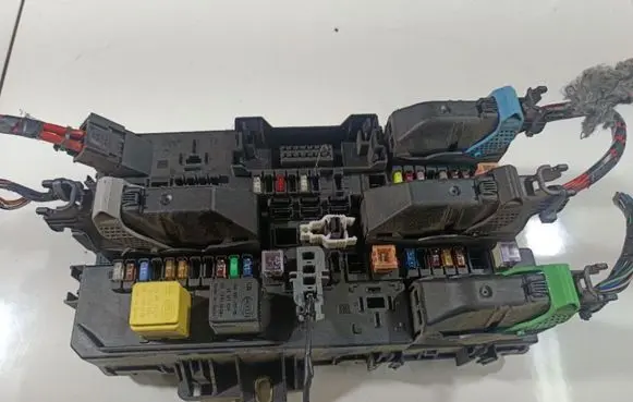 Opel Astra H Fuse box set 13145018