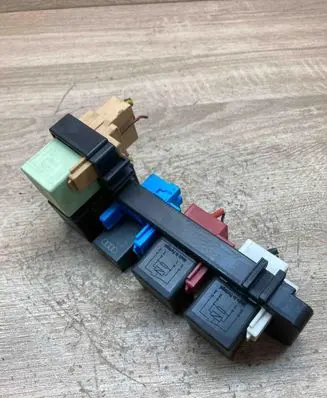 Volkswagen PASSAT CC Relay mounting block 1K2937503B