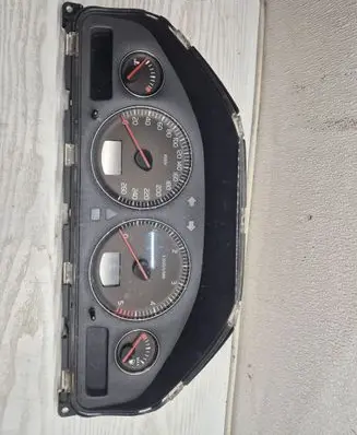 Volvo V70 Speedometer (instrument cluster) 30746102 69594700T 8602885