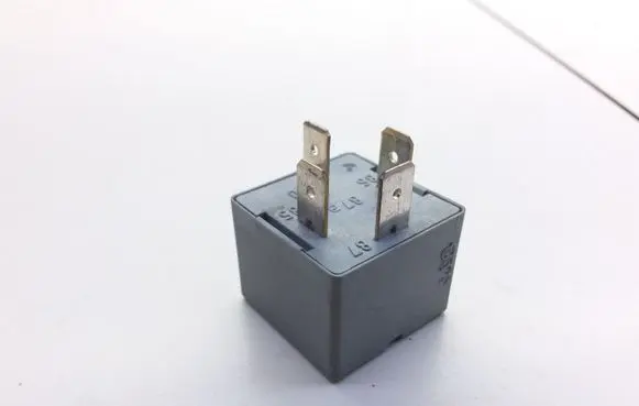Audi A3 S3 8L Hazard warning light relay 20240072 141951253B