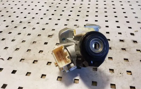 Toyota Avensis T270 Ignition lock 29653453 8978305030