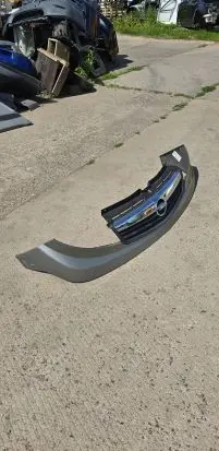 Opel Vivaro Front bumper upper radiator grill 470351309