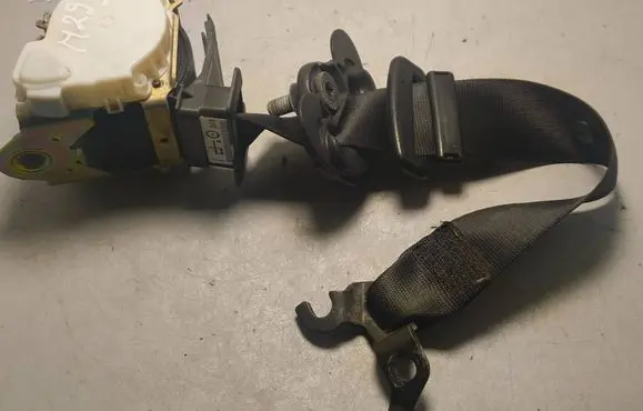 BMW 1 E82 E88 Front seatbelt 33052212C