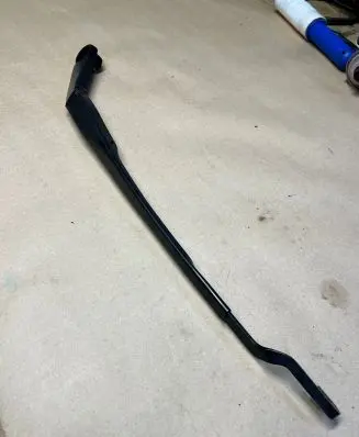 KIA Carens III Front wiper blade arm D226