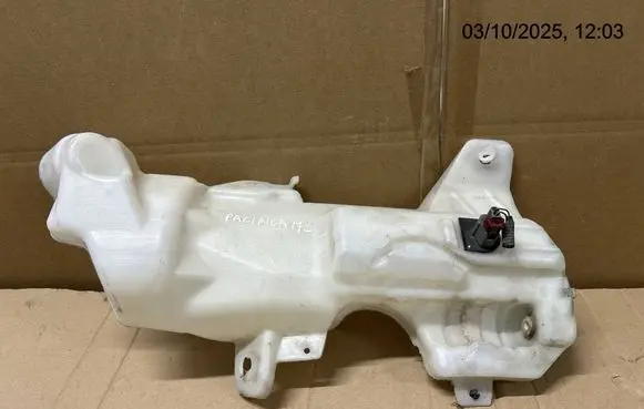 Windshield washer fluid reservoir/tank