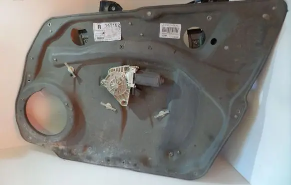Mercedes-Benz B W245 Front door window regulator with motor 993583105