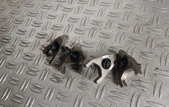 Mitsubishi Pajero Fuel Injector clamp holder