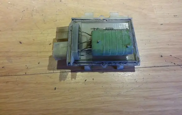 Volkswagen PASSAT B3 Heater blower motor/fan resistor 881044934