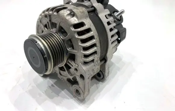 Hyundai i30 Generator/alternator 3730007400