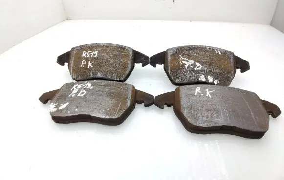 Volkswagen Caddy Brake pads (front) 